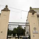 Torniamo ora al cancello della villa, stretto tra le due colonne che ne riportano il nome. Una targhetta al di sopra del citofono �annuncia� il centro �San Filippo Smaldone�, gestito da una decina di Suore Salesiane dei Sacri Cuori